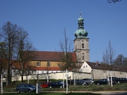 Blick auf den Parkplatz vor der Maria Hilf Kirche
